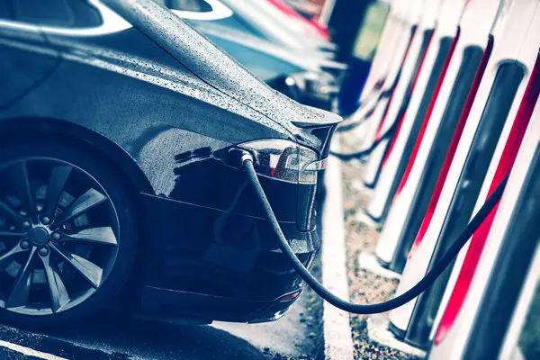 Revolución para los coches eléctricos: estaciones de recarga ultrarrápida para coches eléctricos